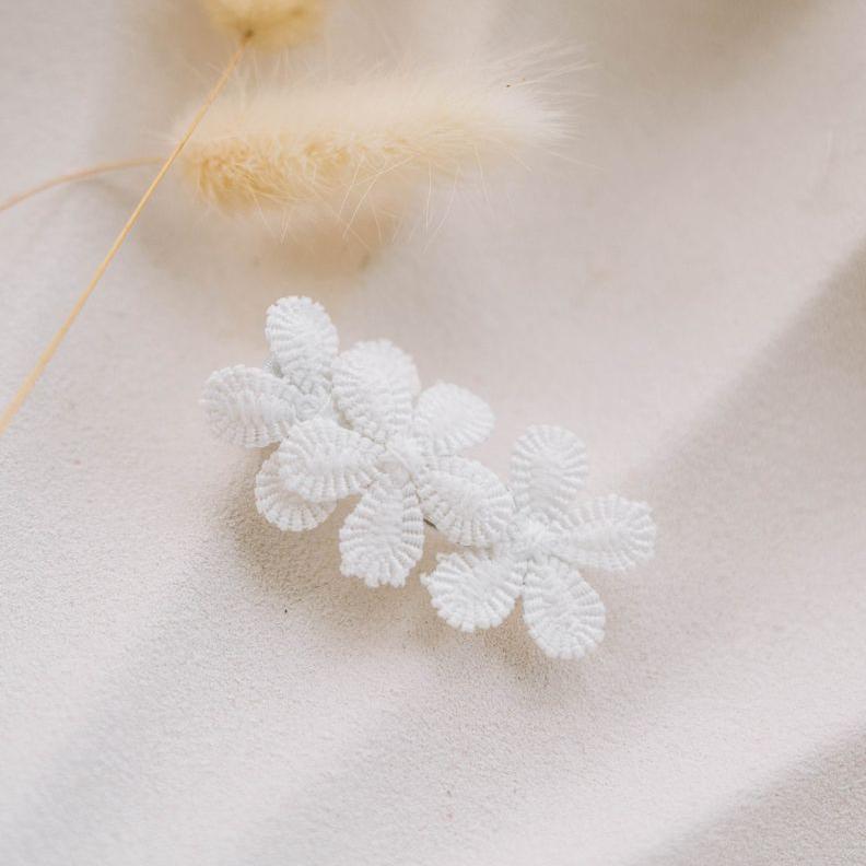 Confetti Kidz Large White Flower Clip