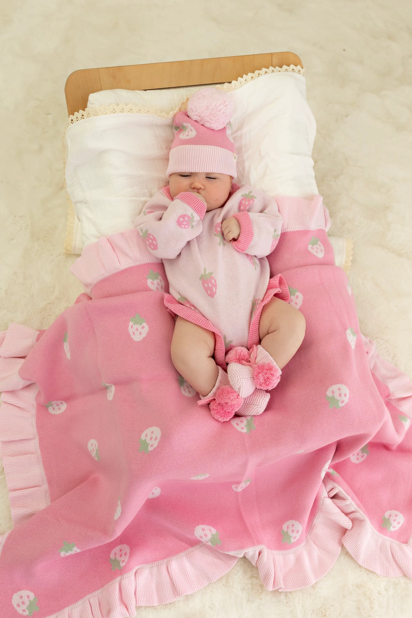 CONFETTI KIDZ FRILLY KNIT BLANKET | STRAWBERRY KISSES