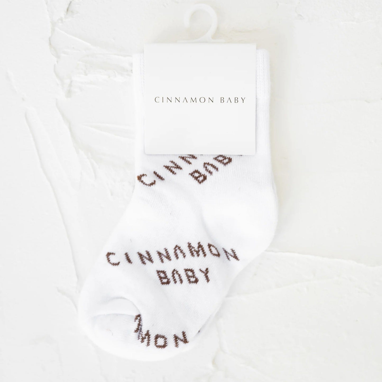 CINNAMON BABY SOCKS | LOGO WHITE