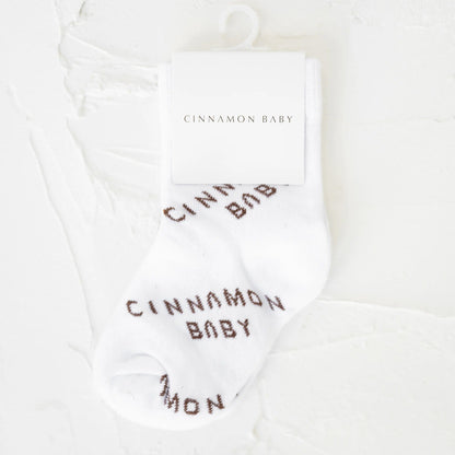 CINNAMON BABY SOCKS | LOGO WHITE