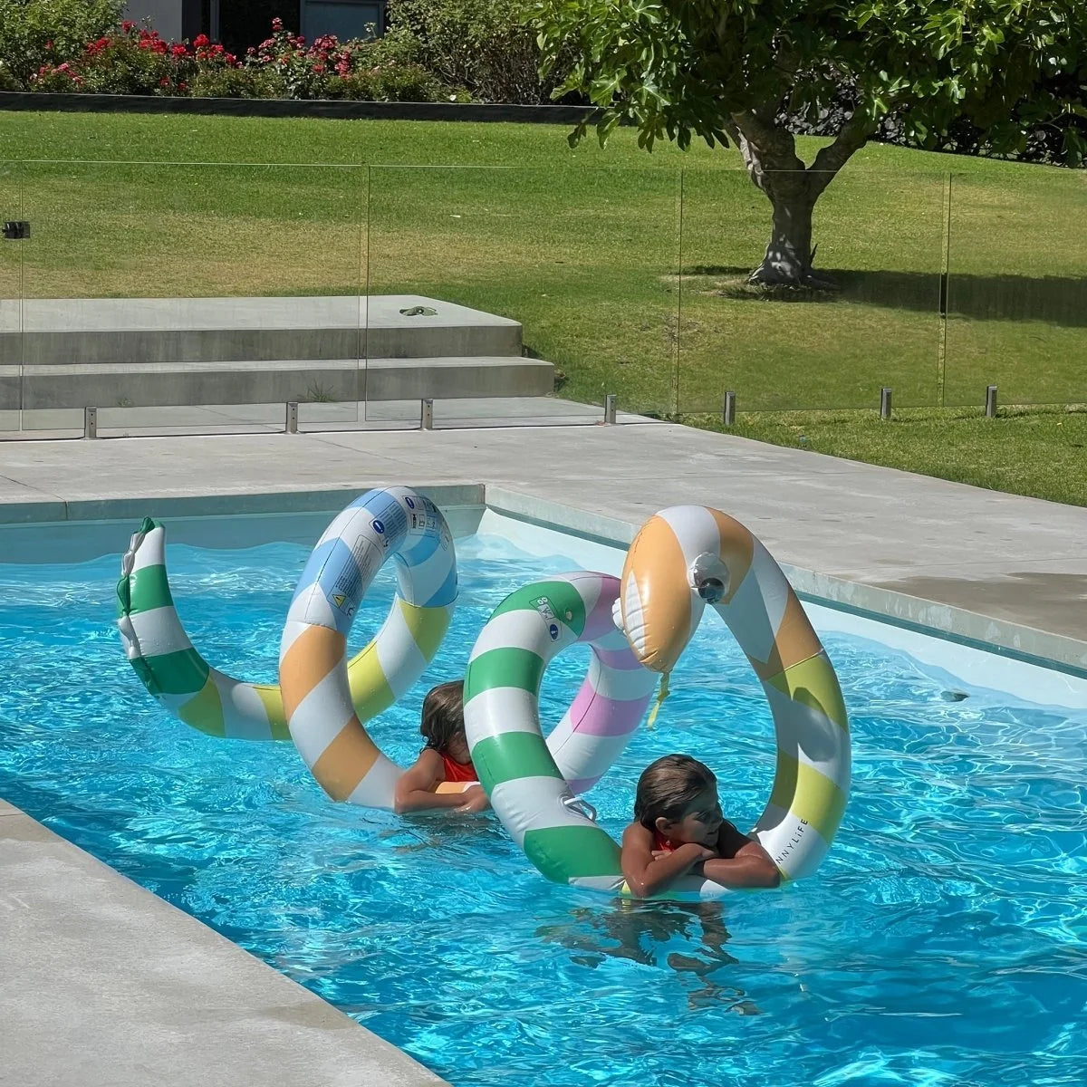 SUNNYLIFE | GIANT INFLATABLE NOODLE | POOLSIDE GELATO