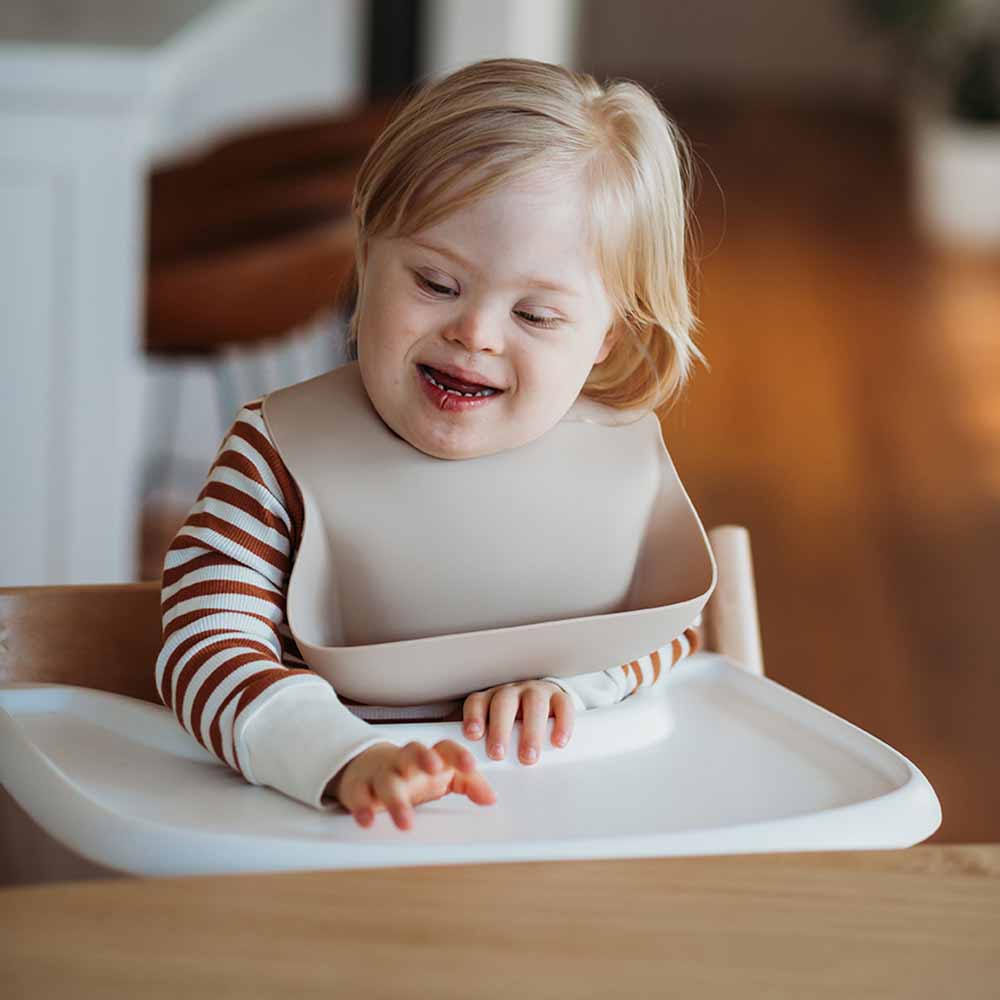 snuggle hunny silicone bib - angus and dudley