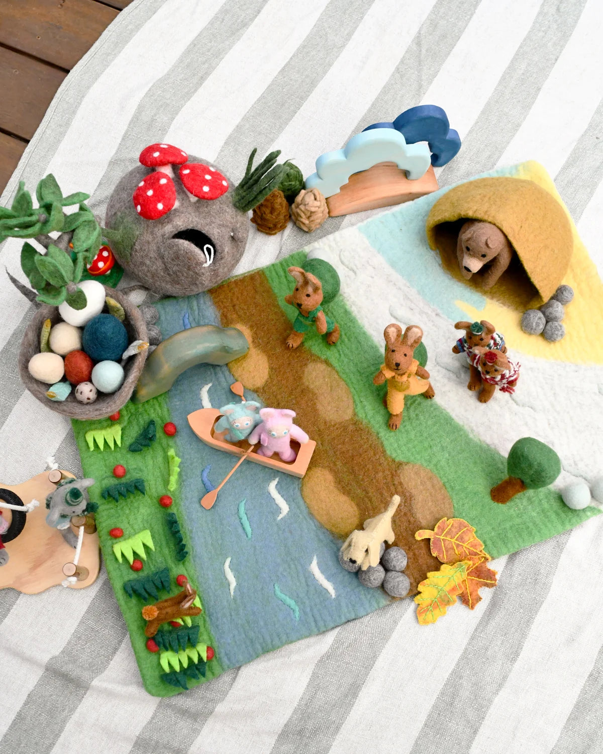 TARA TREASURES | LARGE PLAYMAT | BEAR HUNT